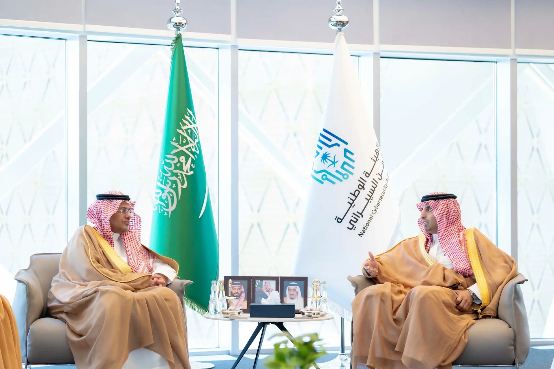 مساعد وزير الخارجية للشؤون التنفيذية يزور الهيئة الوطنية للأمن السيبراني
